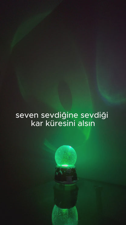 Işıklı ve Müzikli Noel Baba Kar Küresi – Yılbaşı Dekorasyon Objesi
